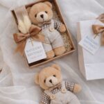Lembranças de Batizado Personalizadas com Ursinho de Peluche Roupa Beje e Cartão personalizável