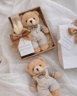 Lembranças de Batizado Personalizadas com Ursinho de Peluche Roupa Beje e Cartão personalizável