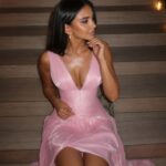 Vestido Elisa – Vestido de Cerimónia em Chiffon Plissado com Lenço Fluido