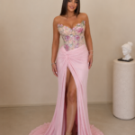 Vestido Camila – Vestido de Cerimónia Floral com Corpete Bordado e Saia Drapeada
